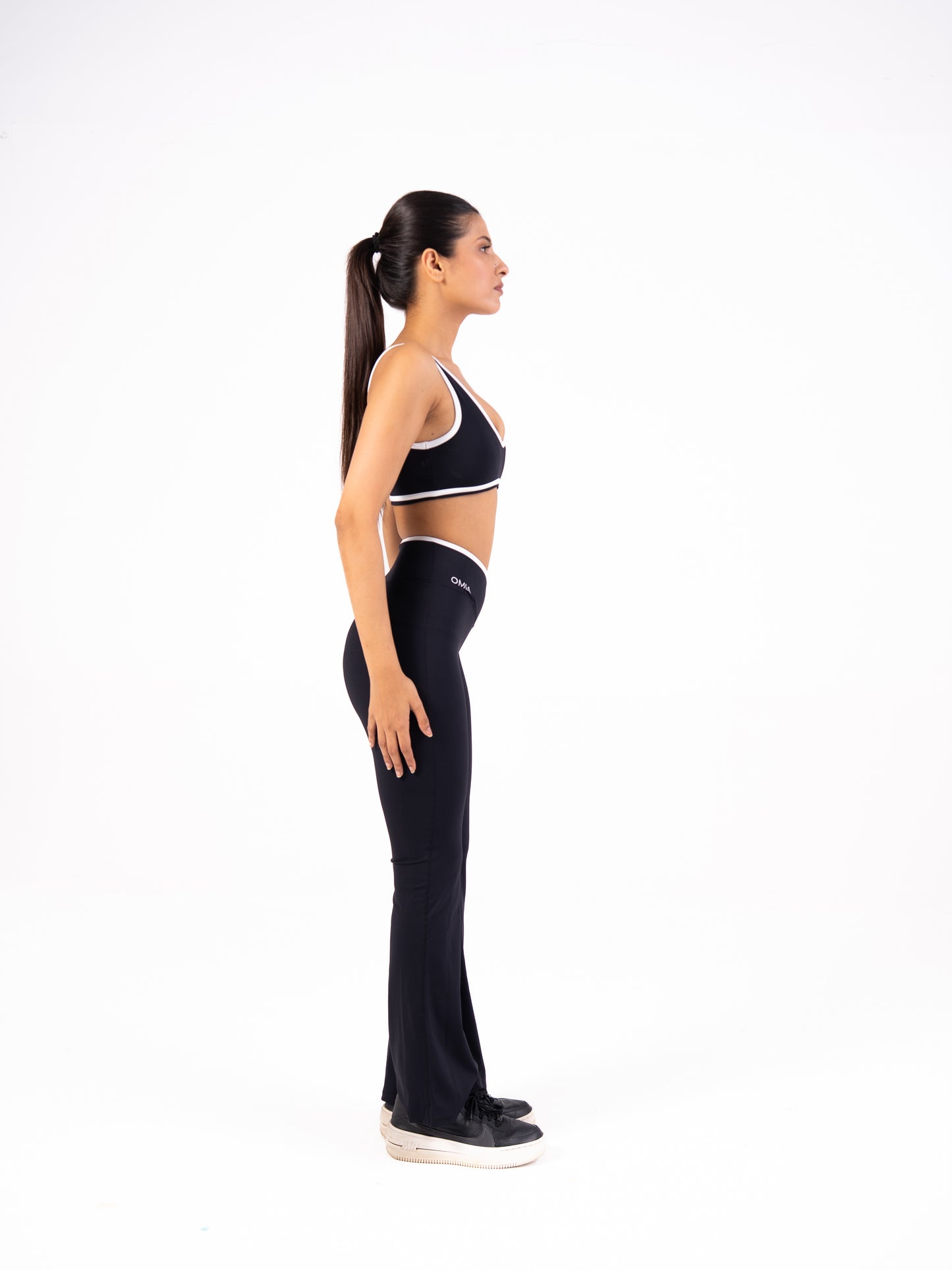 Black Velvet With A Twist -Pour Up Bra